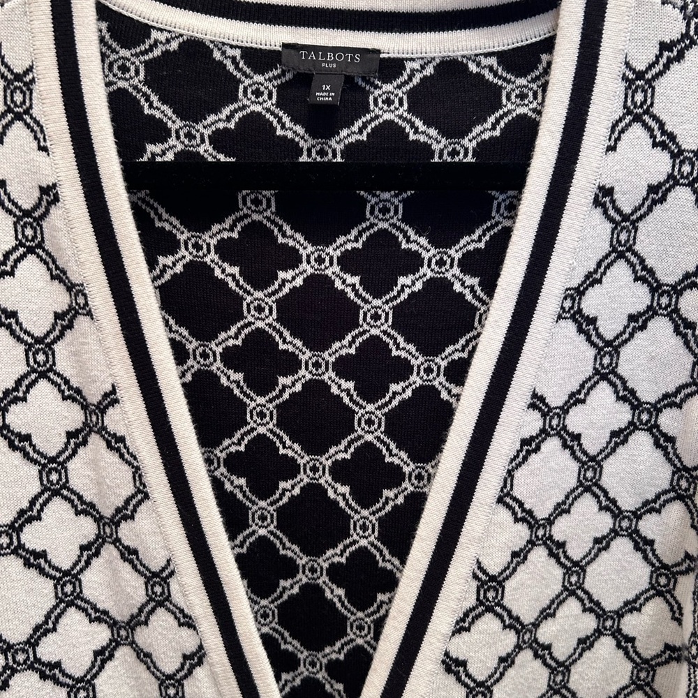Talbots Plus White & Black Print V-Neck Cardigan Sweater. Size 1X - Picture 2 of 5